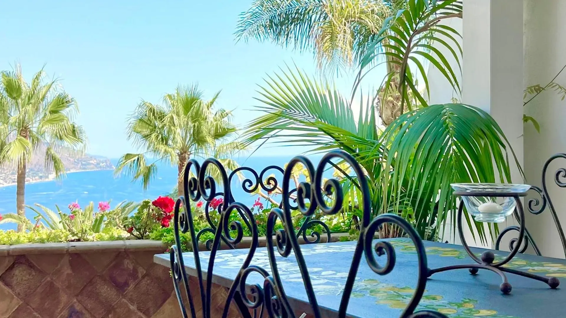 Апартаменты Villa Lou Taormina Private Villa With Panoramic Sea View Pool